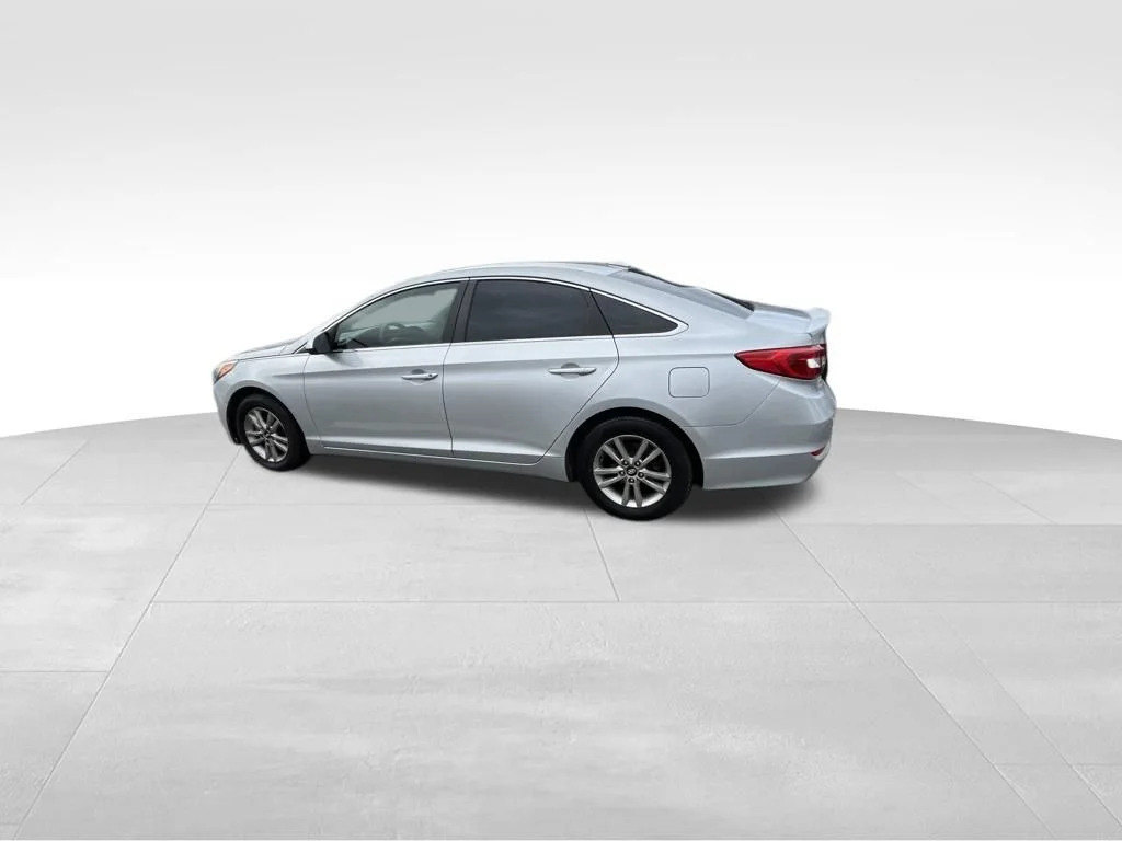 Used 2016 Silver Hyundai SE image 9