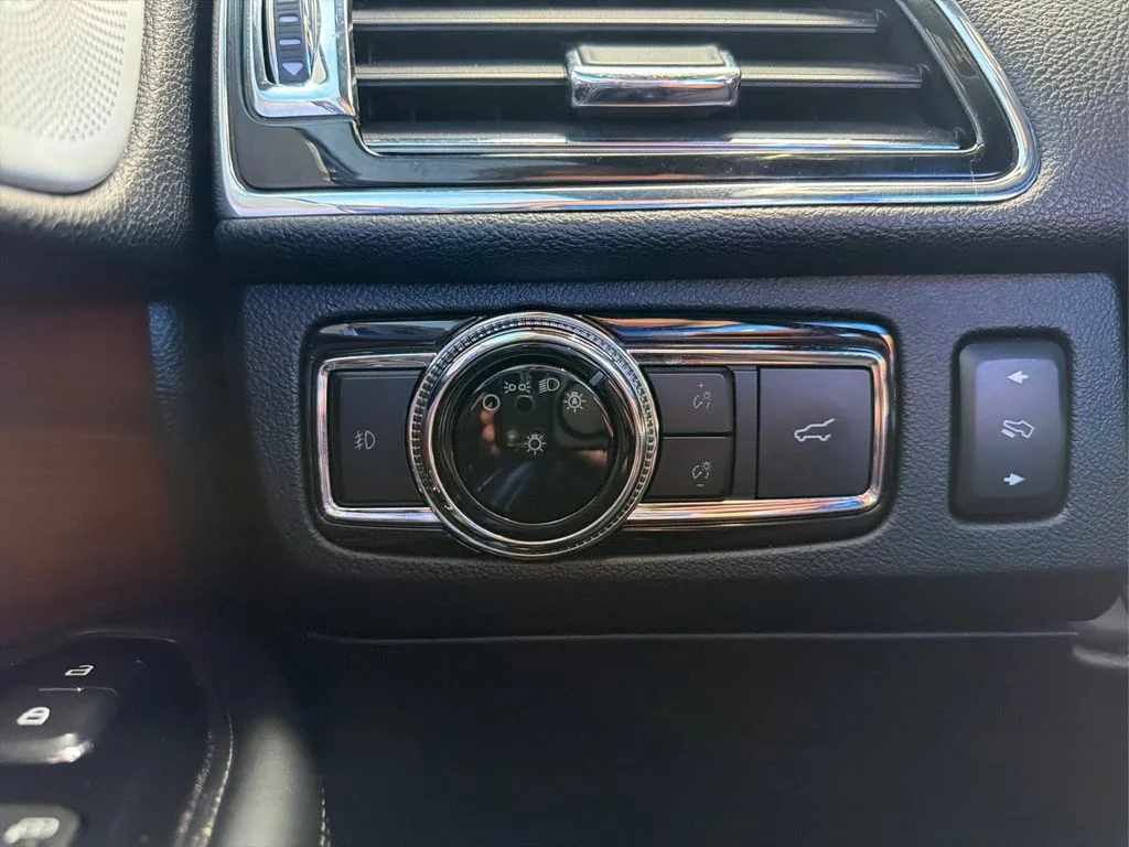 Used 2019 Black Metallic Lincoln Reserve image 15