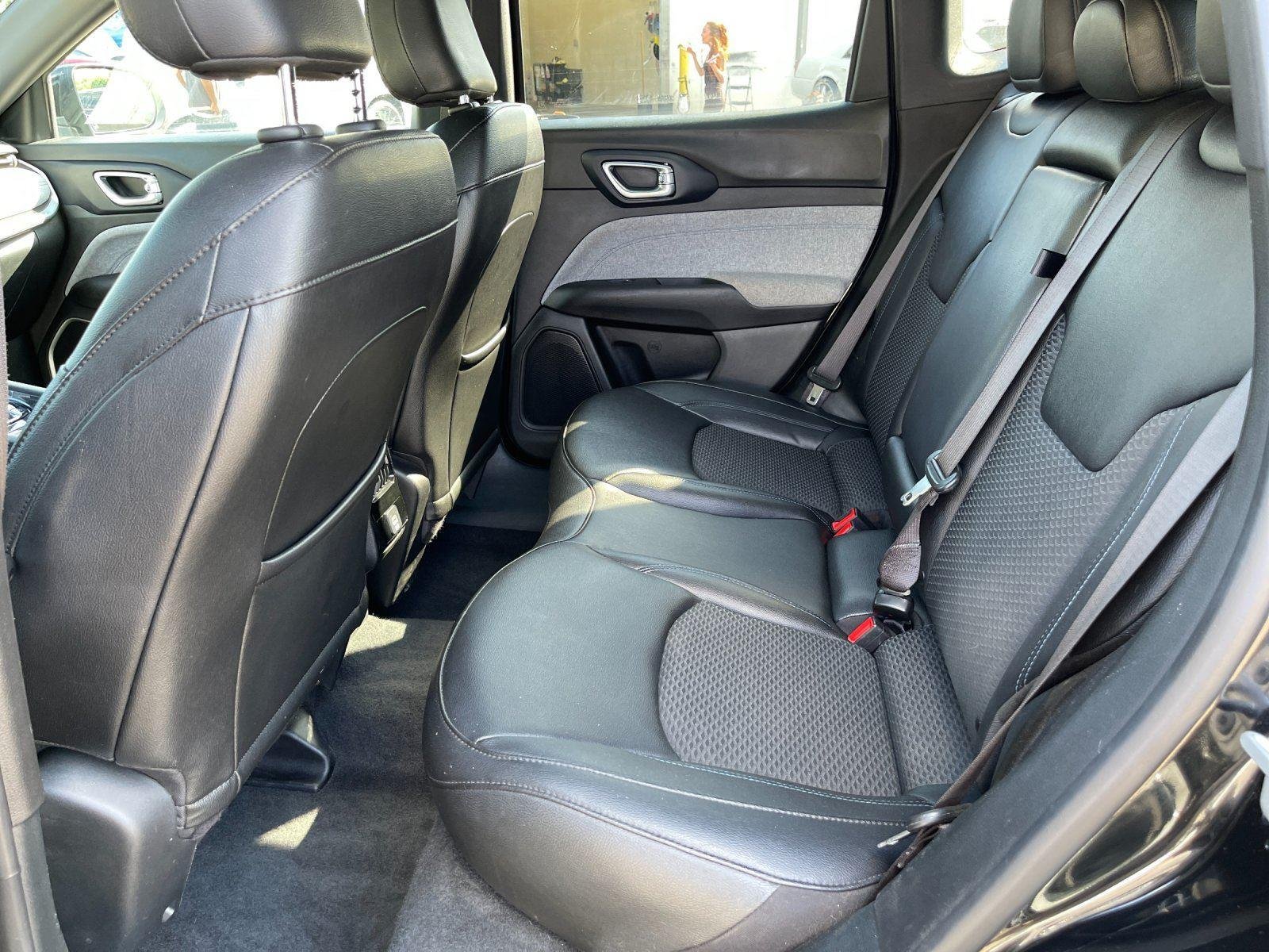 Used 2024 Diamond Black Crystal Pearlcoat Jeep Latitude image 31