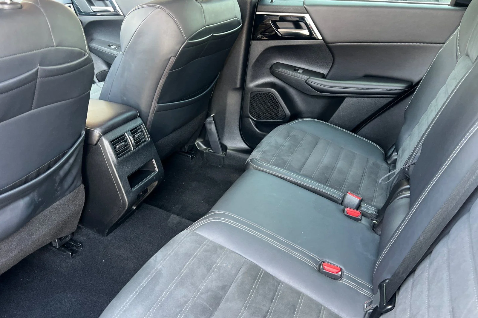 Used 2022 Black Mitsubishi SE Launch Edition image 9