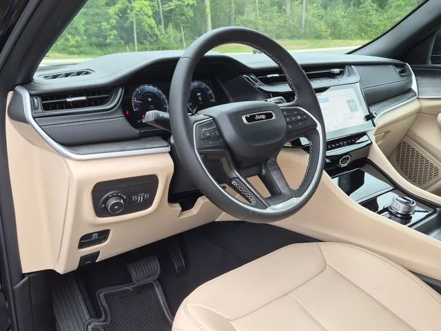 New 2026 Diamond Black Crystal Pearlcoat Jeep Limited image 29