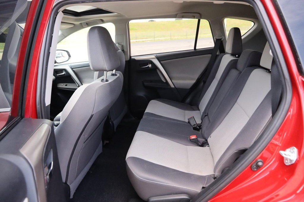 Used 2014 Barcelona Red Metallic Toyota FWD 4dr XLE (Natl) image 10