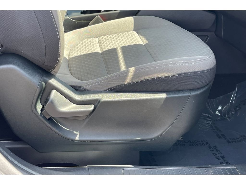 Used 2022 ICONIC SILVER Ford SE image 23