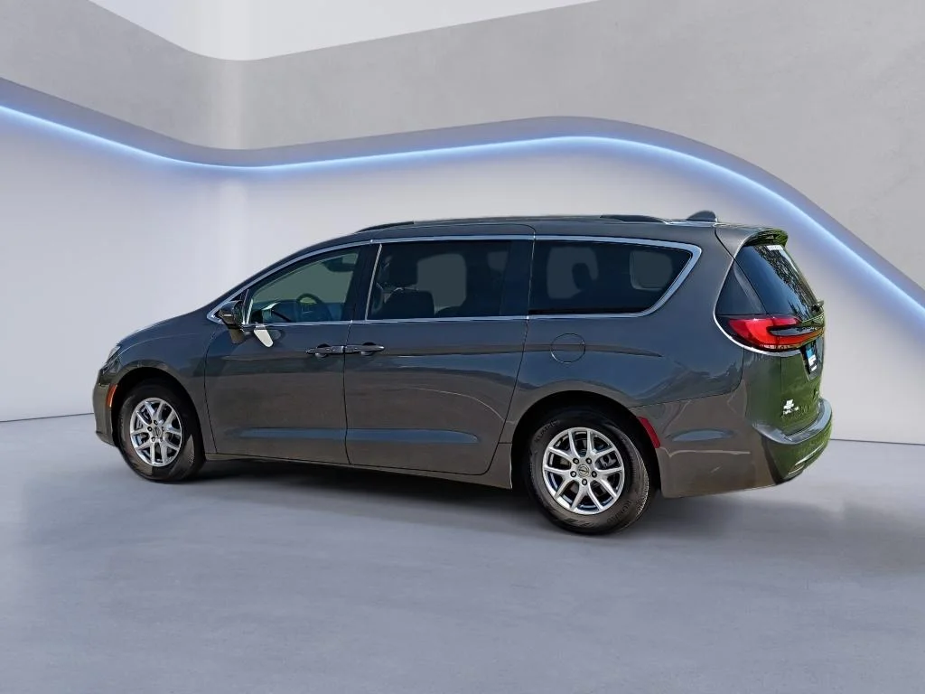 Used 2022 Granite Crystal Metallic Clearcoat Chrysler Touring L image 3