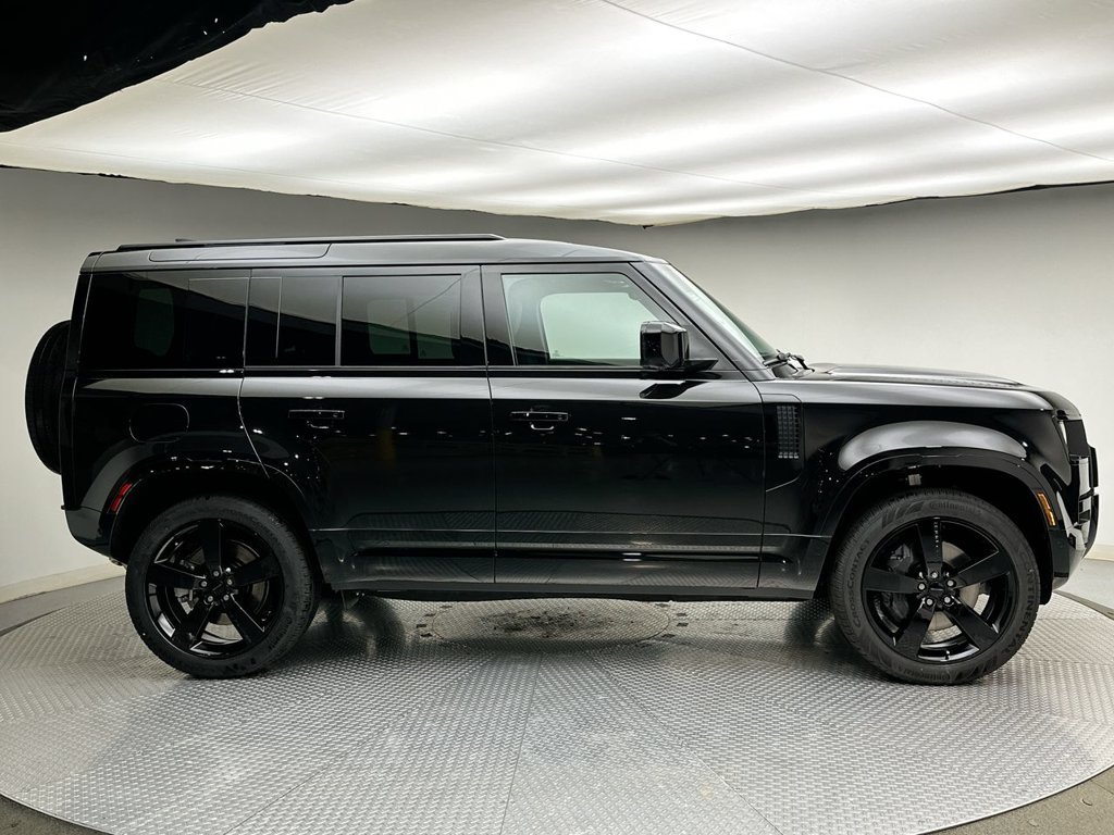 New 2026 Santorini Black Metallic Land Rover X-Dynamic SE image 4