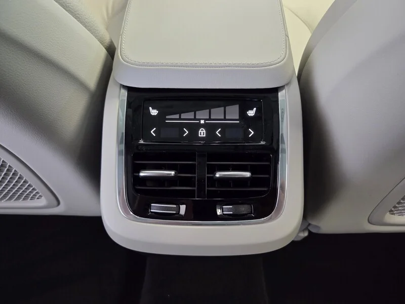 Used 2025 Onyx Black Metallic VOLVO B5 AWD PLUS 7-SEATER image 17