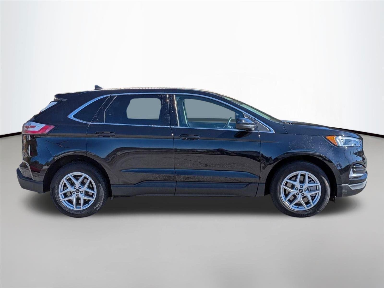 Used 2023 Agate Black Metallic Ford SEL image 4
