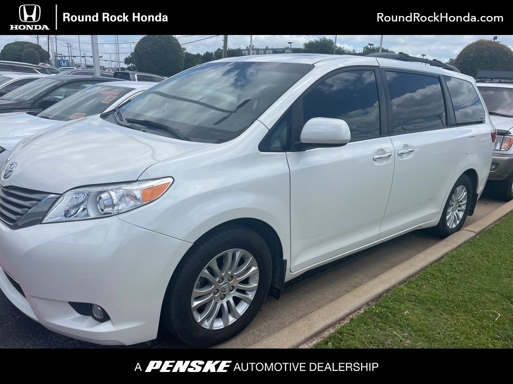 2017 Toyota Sienna XLE V6 7-Passenger Access Seat's photo