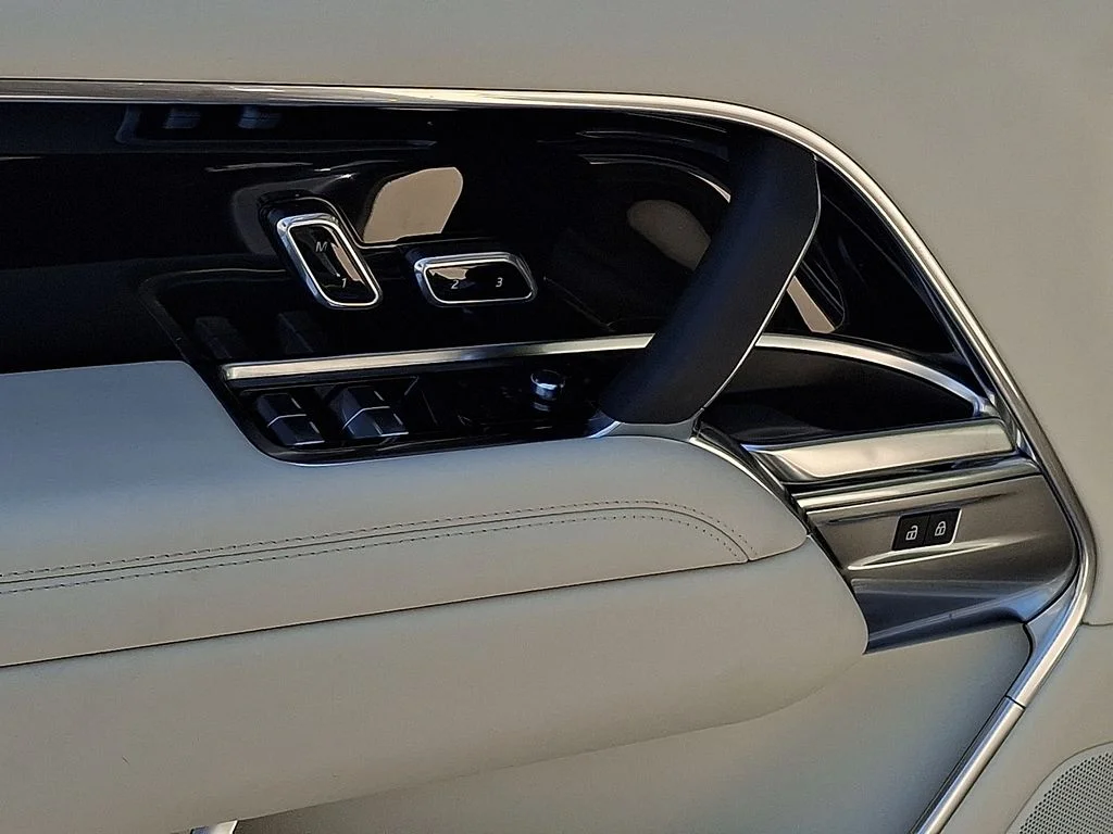 New 2026 Varesine Blue Land Rover SE image 8