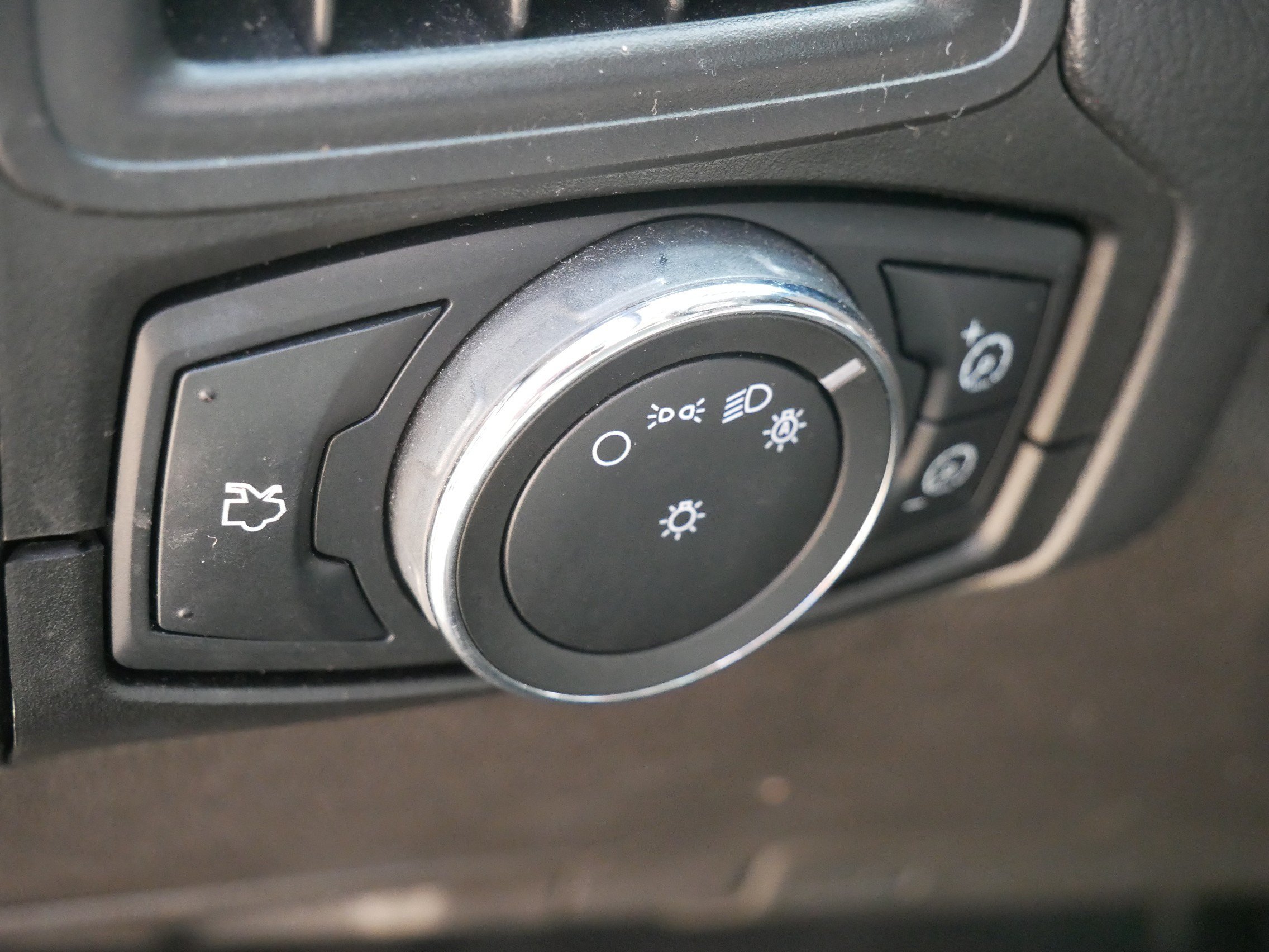 Used 2013 Gray Ford SE image 18