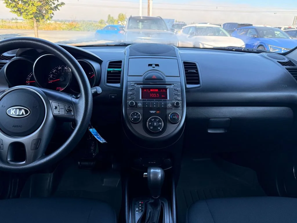 Used 2011 Titanium Kia + image 22