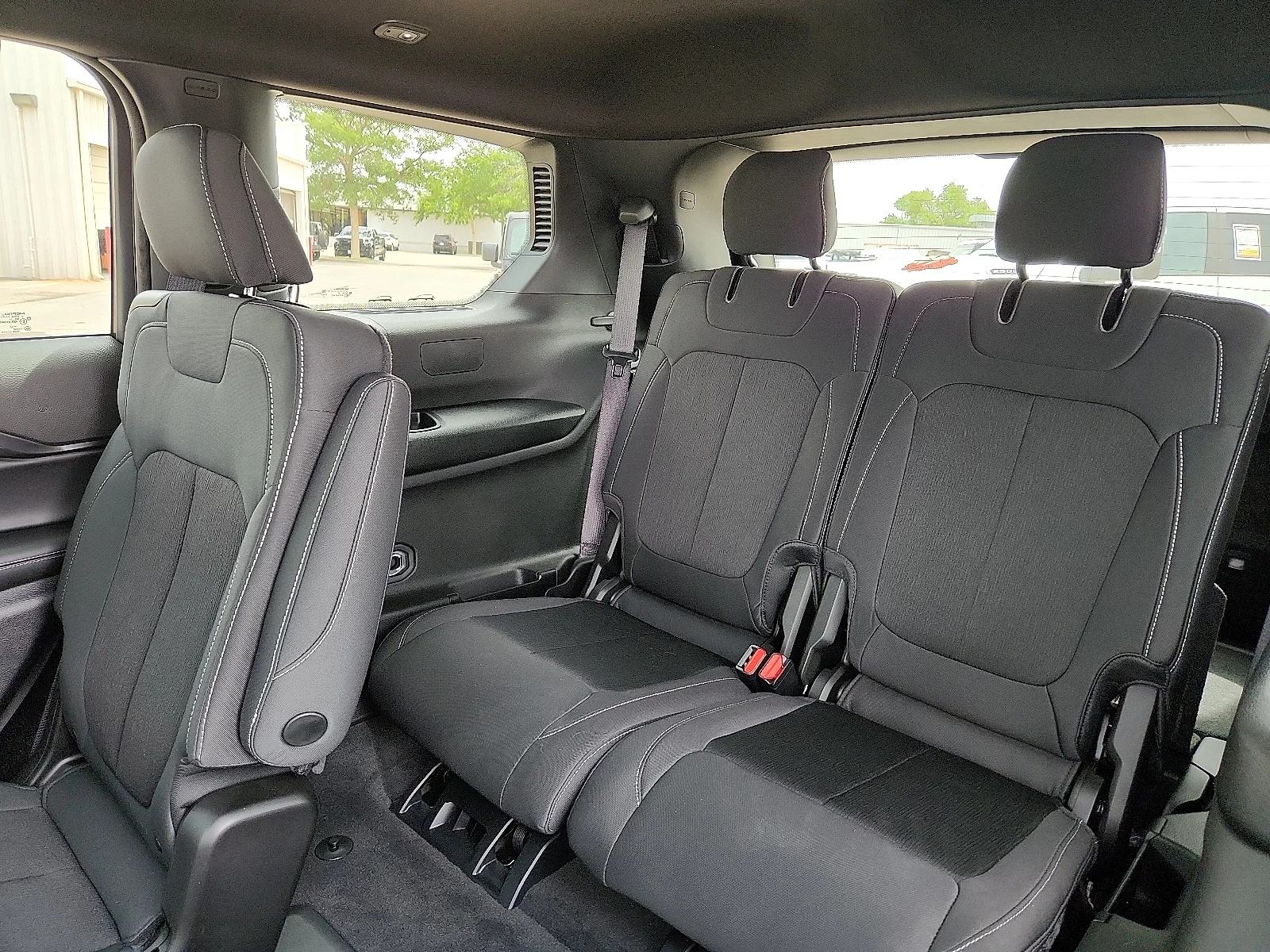 New 2025 Silver Zynith  Paint Jeep L LAREDO X 4X4 image 10