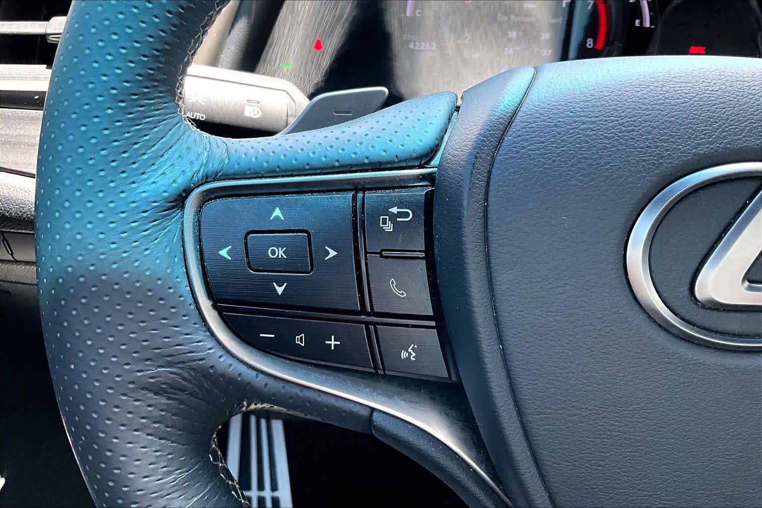 Used 2019 Ultra White Lexus F SPORT image 22