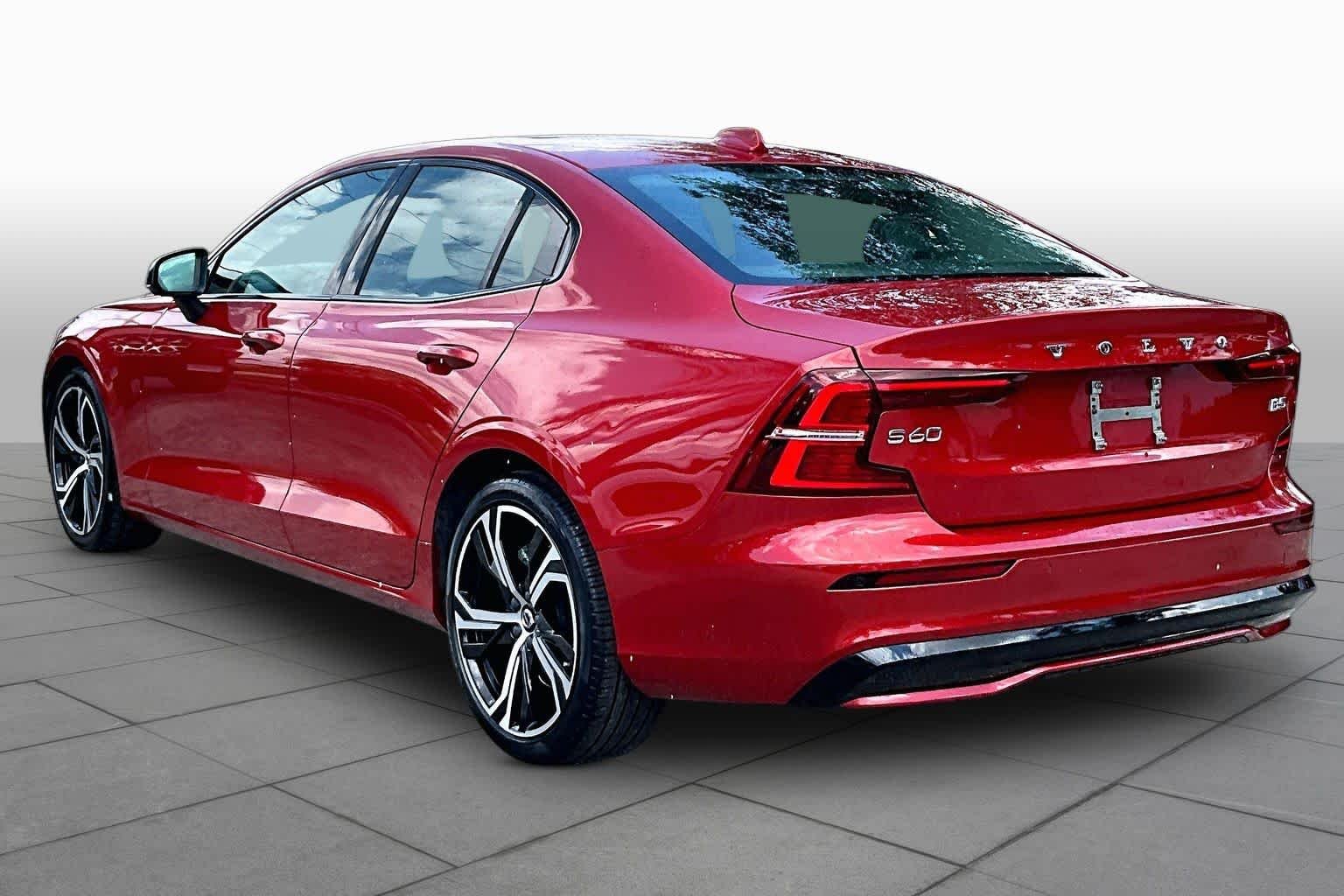 Used 2023  Volvo Core Dark Theme image 12