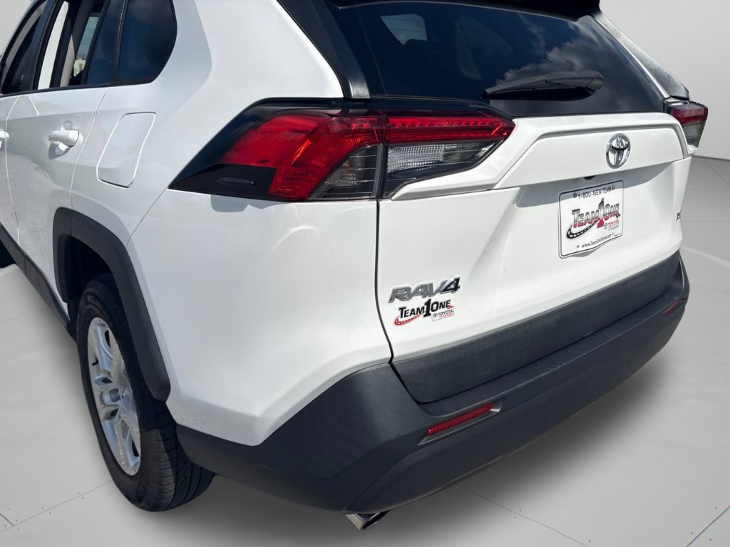 Used 2020 Super White Toyota XLE image 31