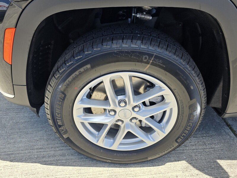 New 2026 Diamond Black Crystal Pearl-Coat Exterior Paint Jeep LAREDO 4X2 image 9