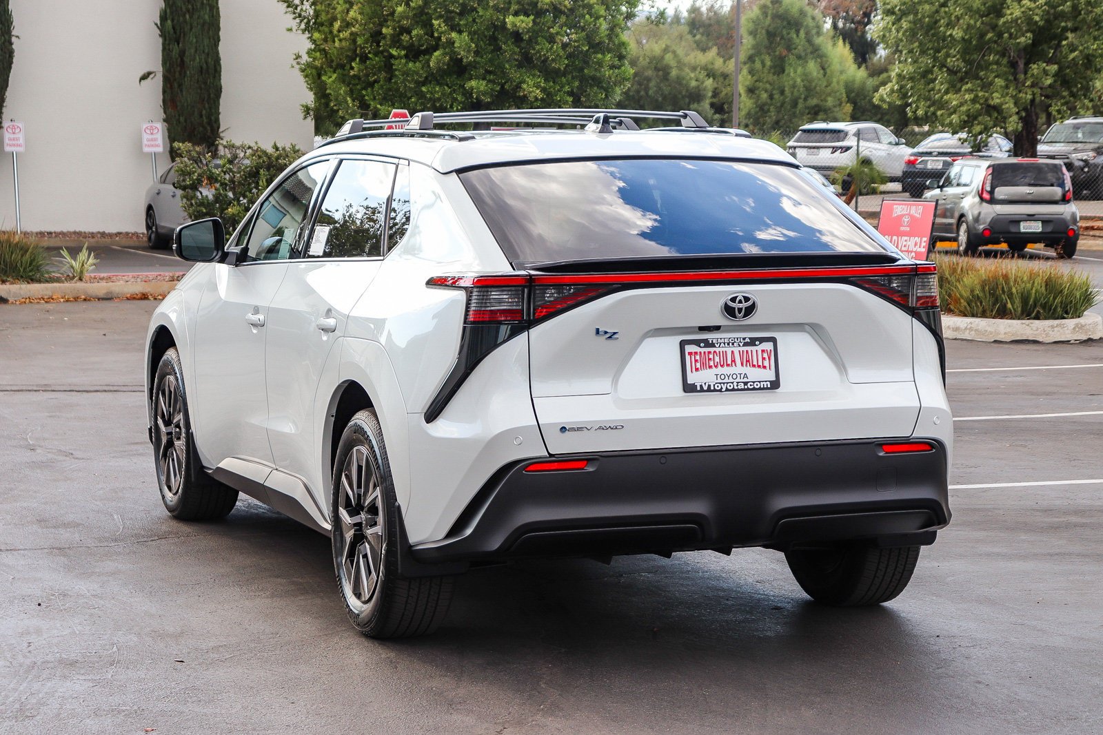 New 2026 Wind Chill Pearl <sup>1</sup> Toyota  XLE image 5