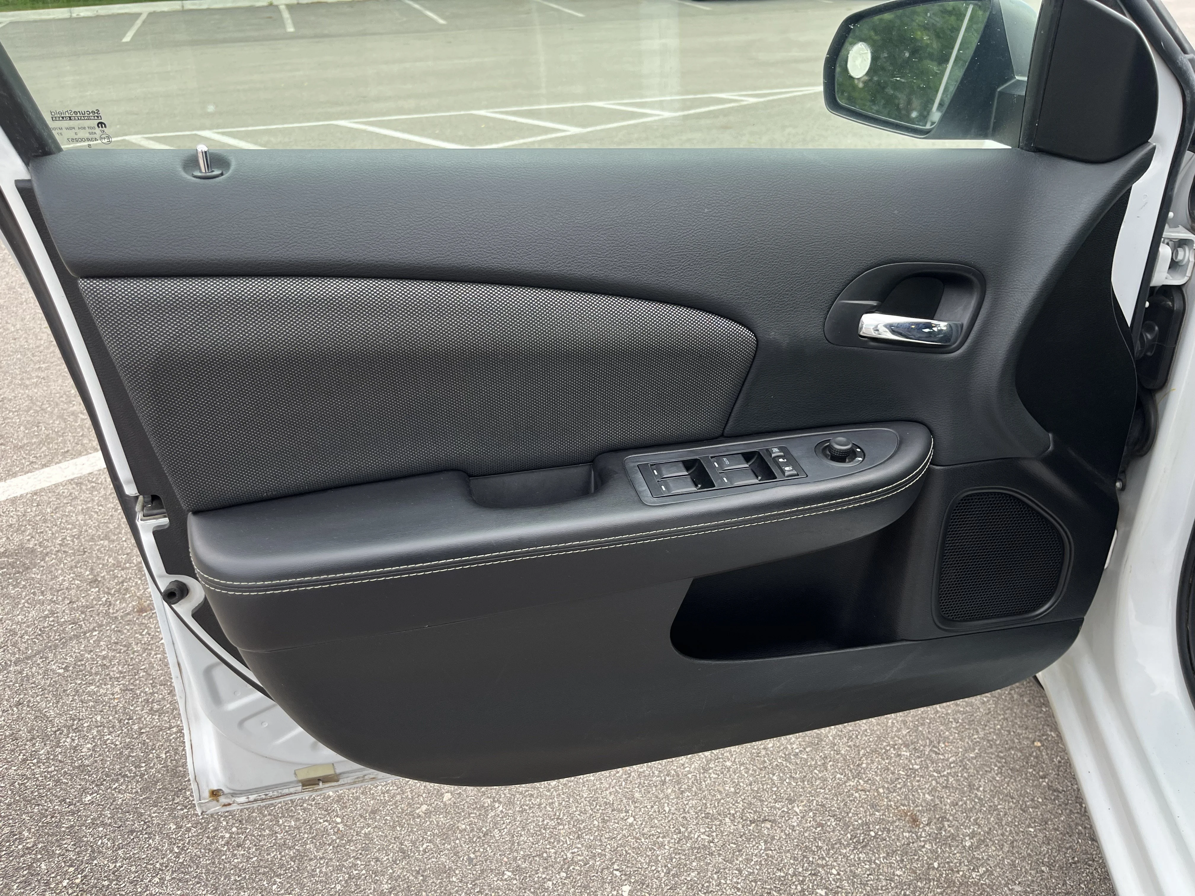 Used 2014 Bright White Clearcoat Dodge SE image 17