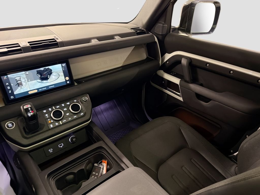 Used 2021 White Land Rover SE image 24