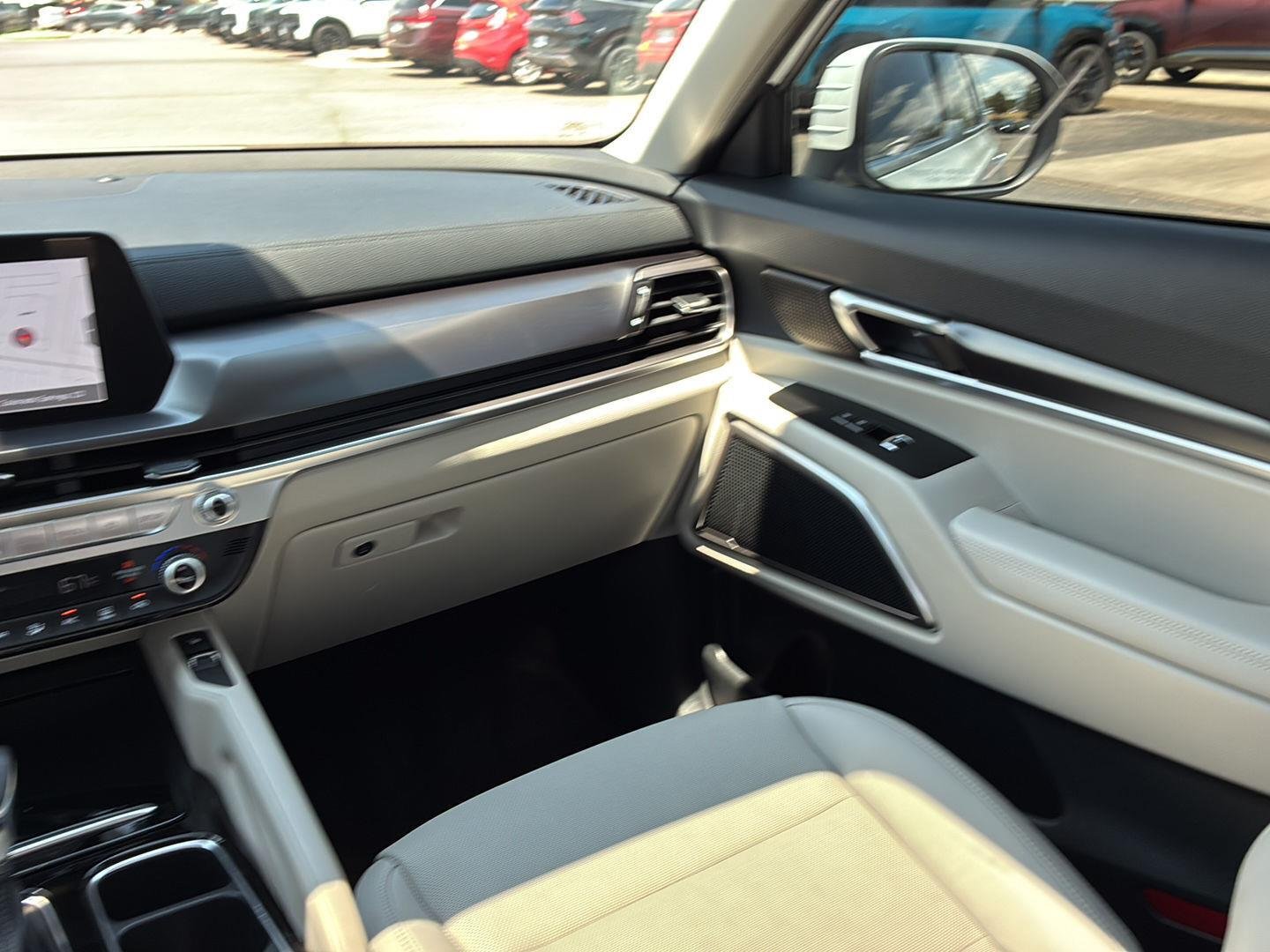 Used 2025 Glacial White Pearl Kia S image 23