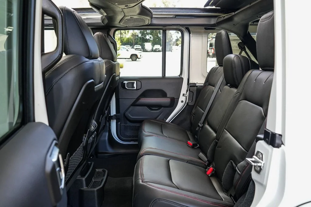 New 2026 Bright White Clear-Coat Exterior Paint Jeep Rubicon X image 19