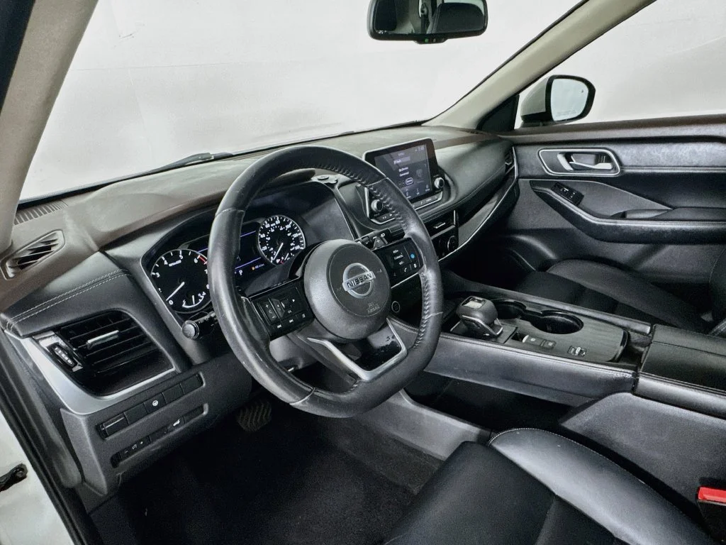 Used 2021 White Nissan SL image 9