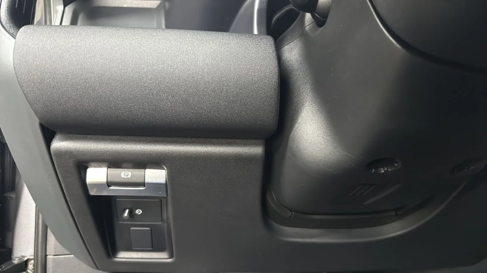 Used 2021  Land Rover X-Dynamic SE image 17