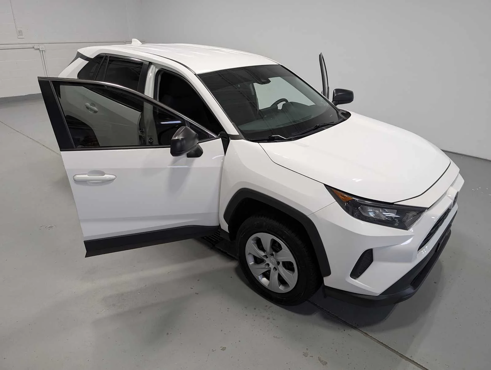 Used 2022 White Toyota LE image 16