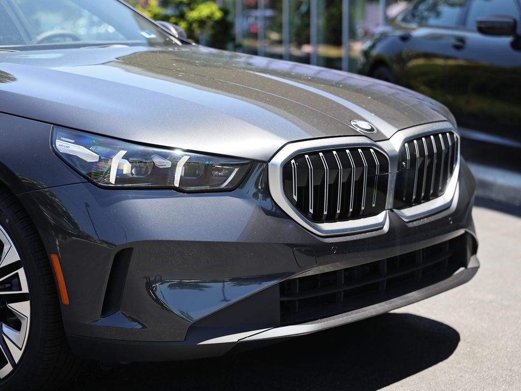 New 2027 Dark Graphite Metallic BMW 530i image 2
