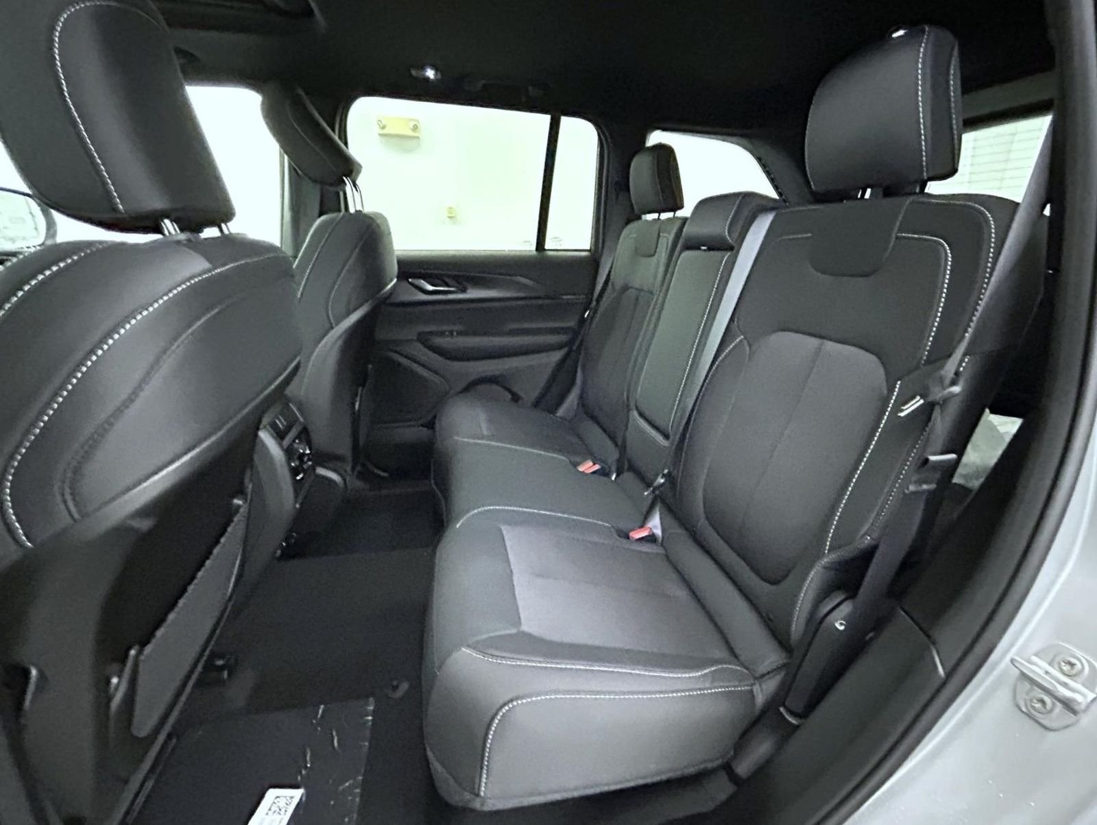 New 2026 Silver Zynith Exterior Paint Jeep Laredo X image 19