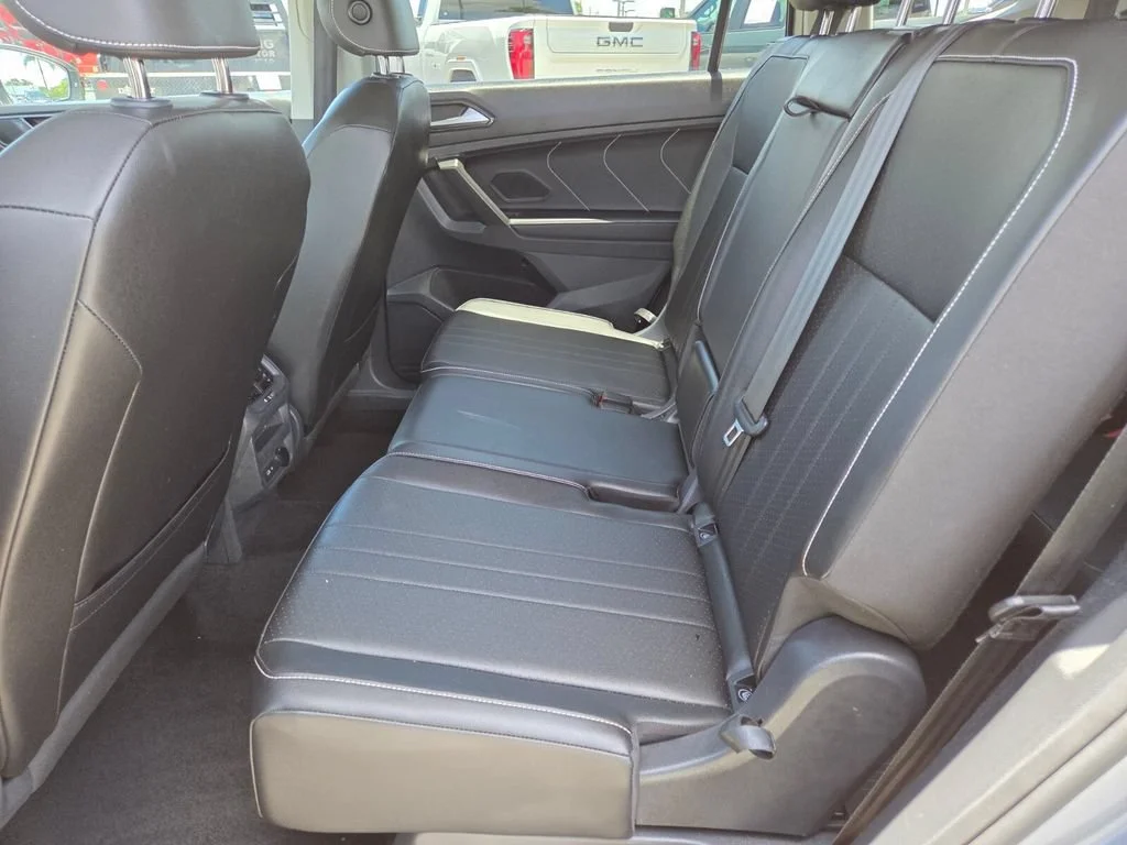 Used 2023 Silver Metallic Volkswagen SE image 25