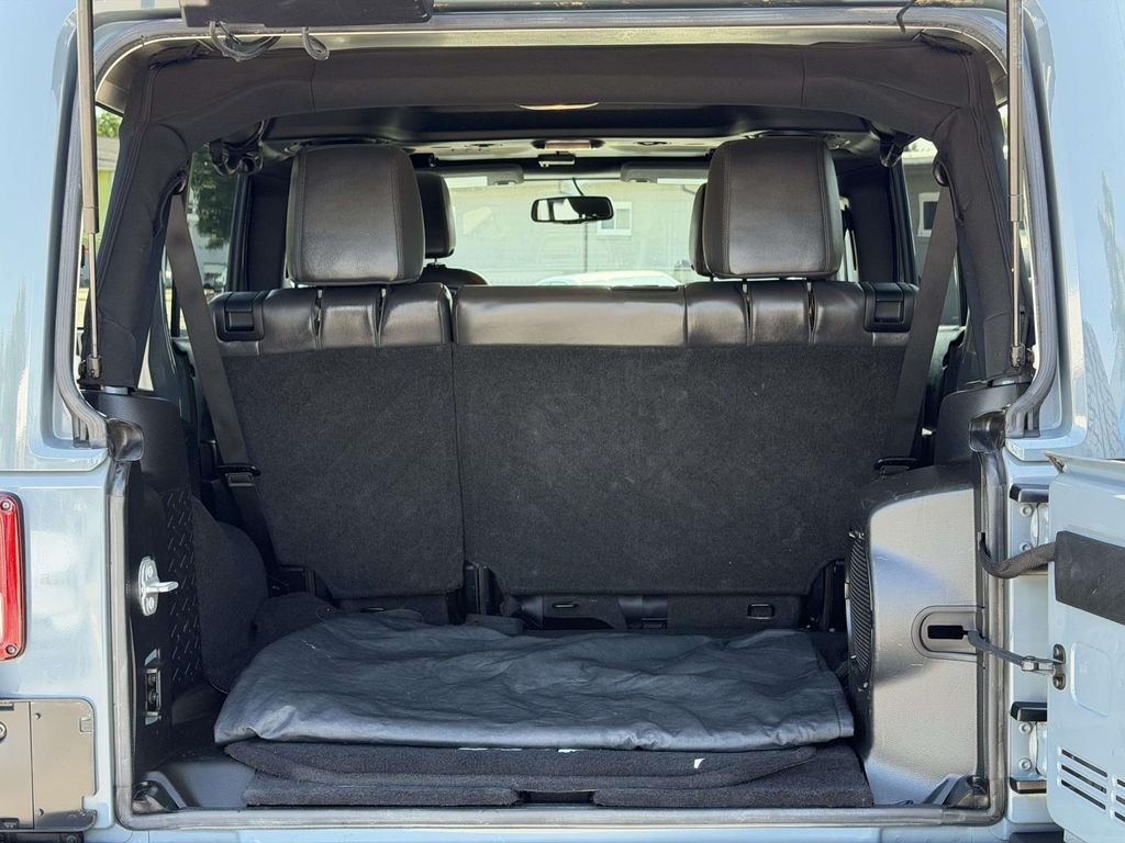 Used 2014 Gray Jeep Unlimited Sahara image 12