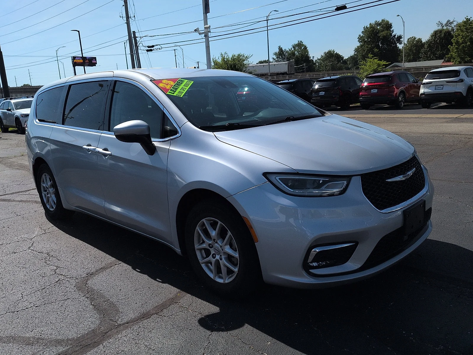 2023 Chrysler Pacifica Touring L's photo
