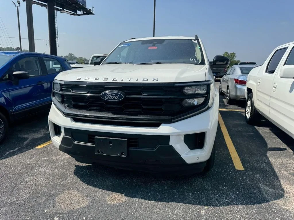 Used 2025 Oxford White Ford Active image 5