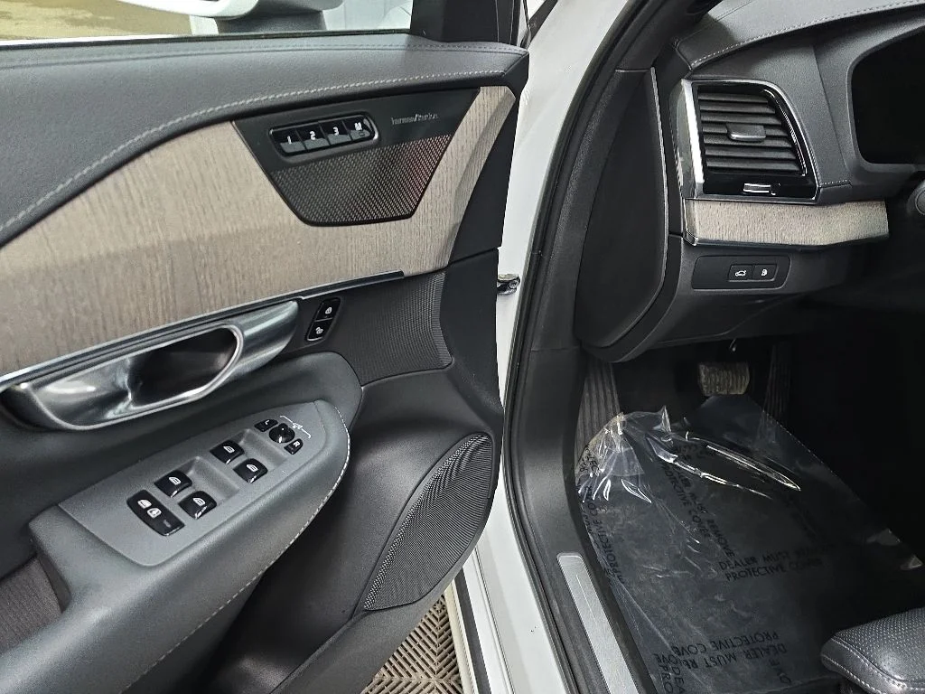 Used 2023 White Volvo Ultimate image 29