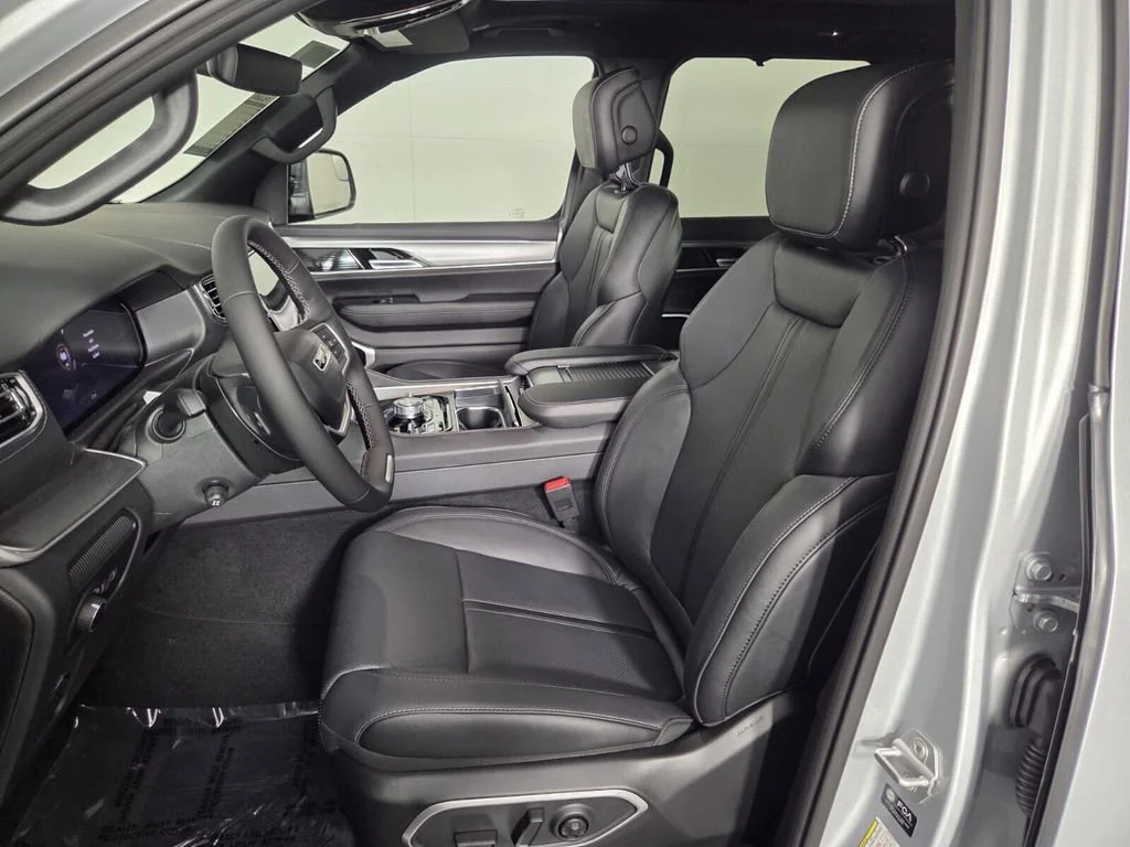 New 2026 Silver-Zynith Exterior Paint Jeep Limited Reserve image 8