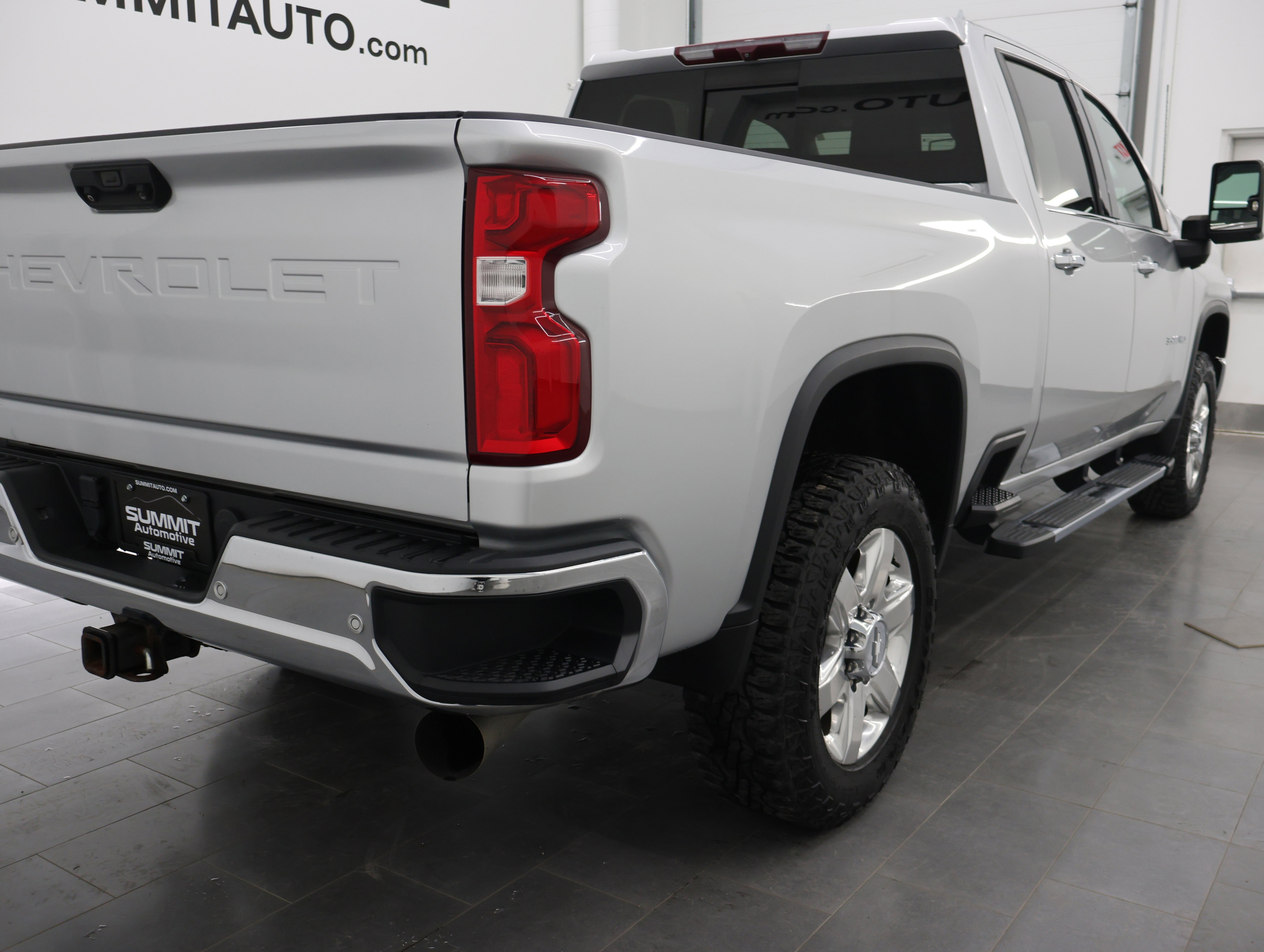 Used 2020 Silver Ice Metallic Chevrolet LTZ: CREW-SHORT-LTZ-Z71-DIESEL-4WD-NAV-HEAT/COOL SEATS-1 OWNER image 4