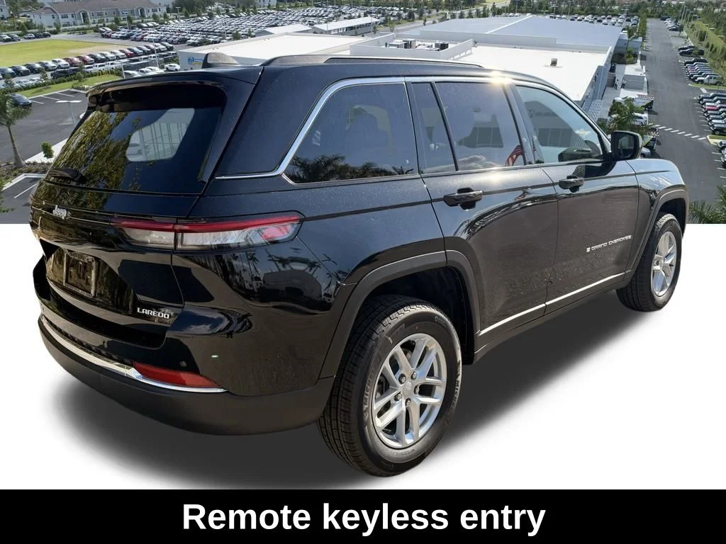 New 2026 Diamond Black Crystal Pearlcoat Jeep Laredo image 4