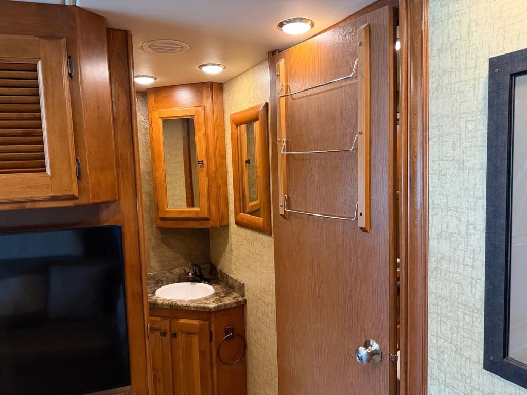 Used 2014  Tiffin  image 80