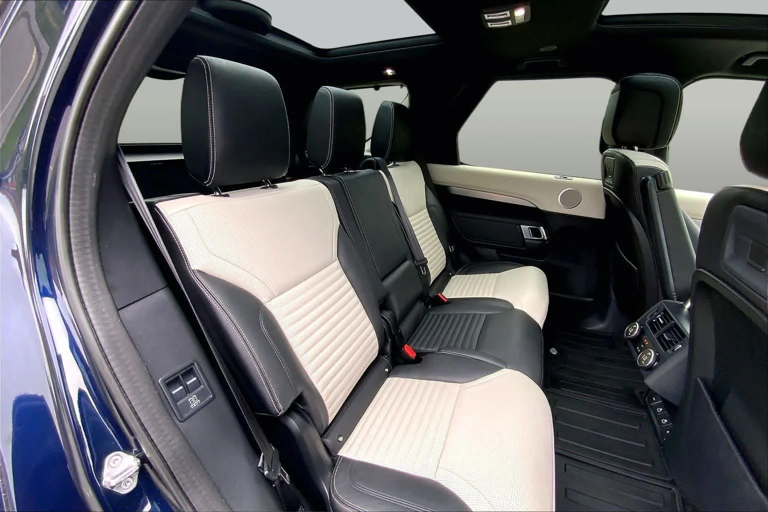 Used 2021 Portofino Blue Metallic Land Rover S R-Dynamic image 18
