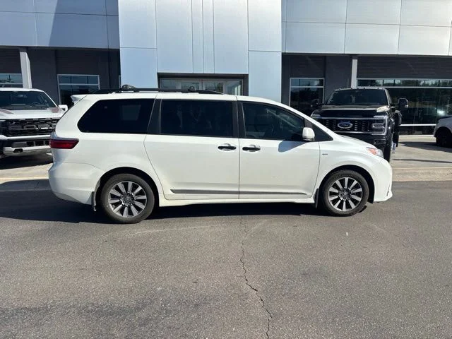 Used 2020 White Toyota XLE image 4