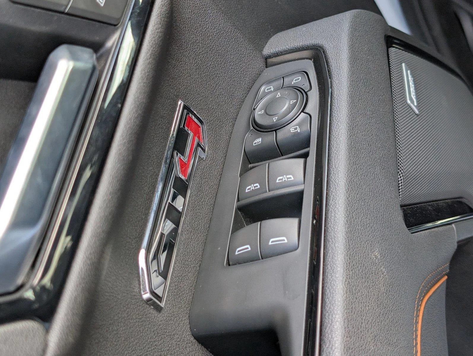 Used 2025 Summit White GMC AT4 image 18