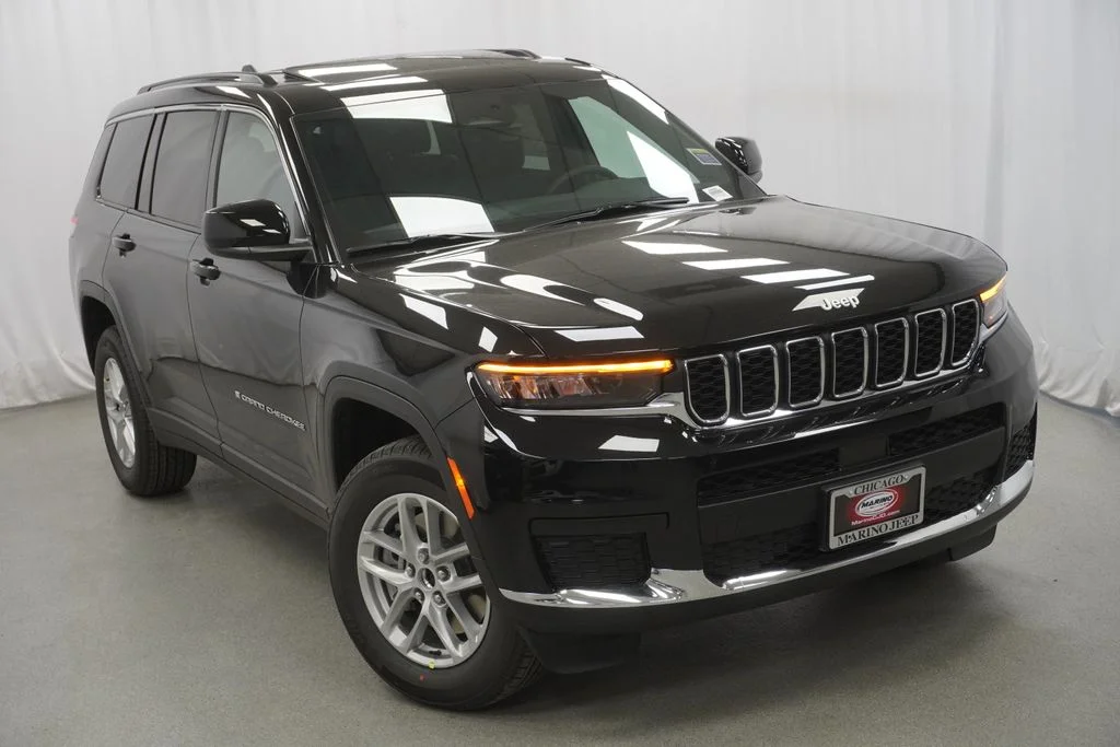 New 2026 Diamond Black Crystal Pearlcoat Jeep Laredo image 8