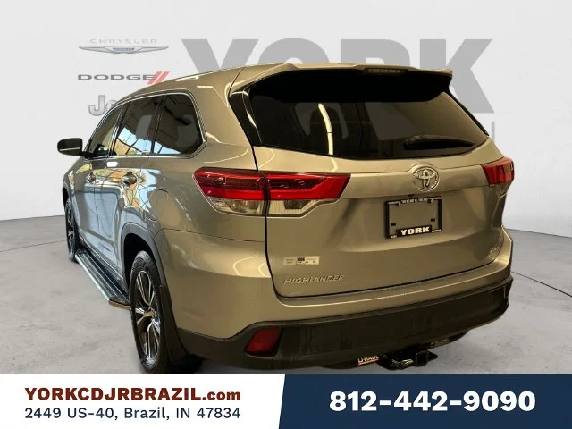 Used 2017 Silver Toyota LE image 3