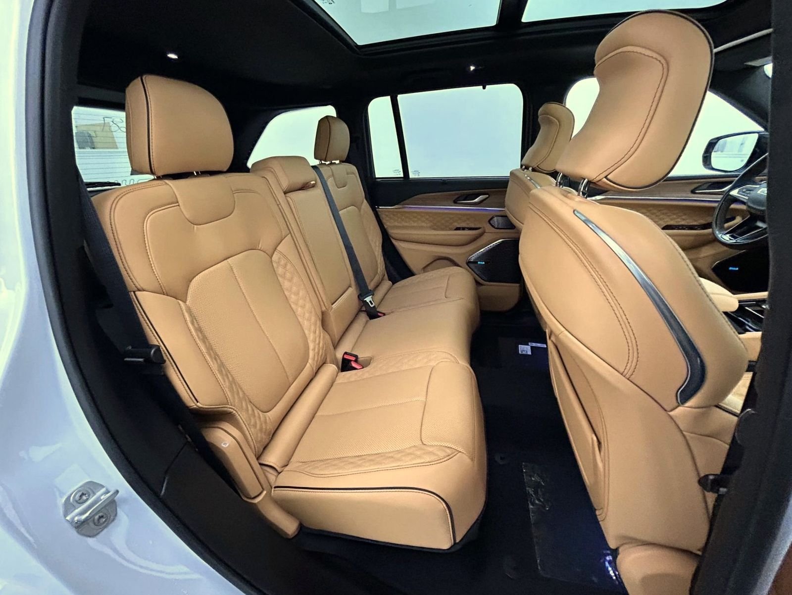 New 2026 Bright White Clear-Coat Exterior Paint Jeep Summit image 18