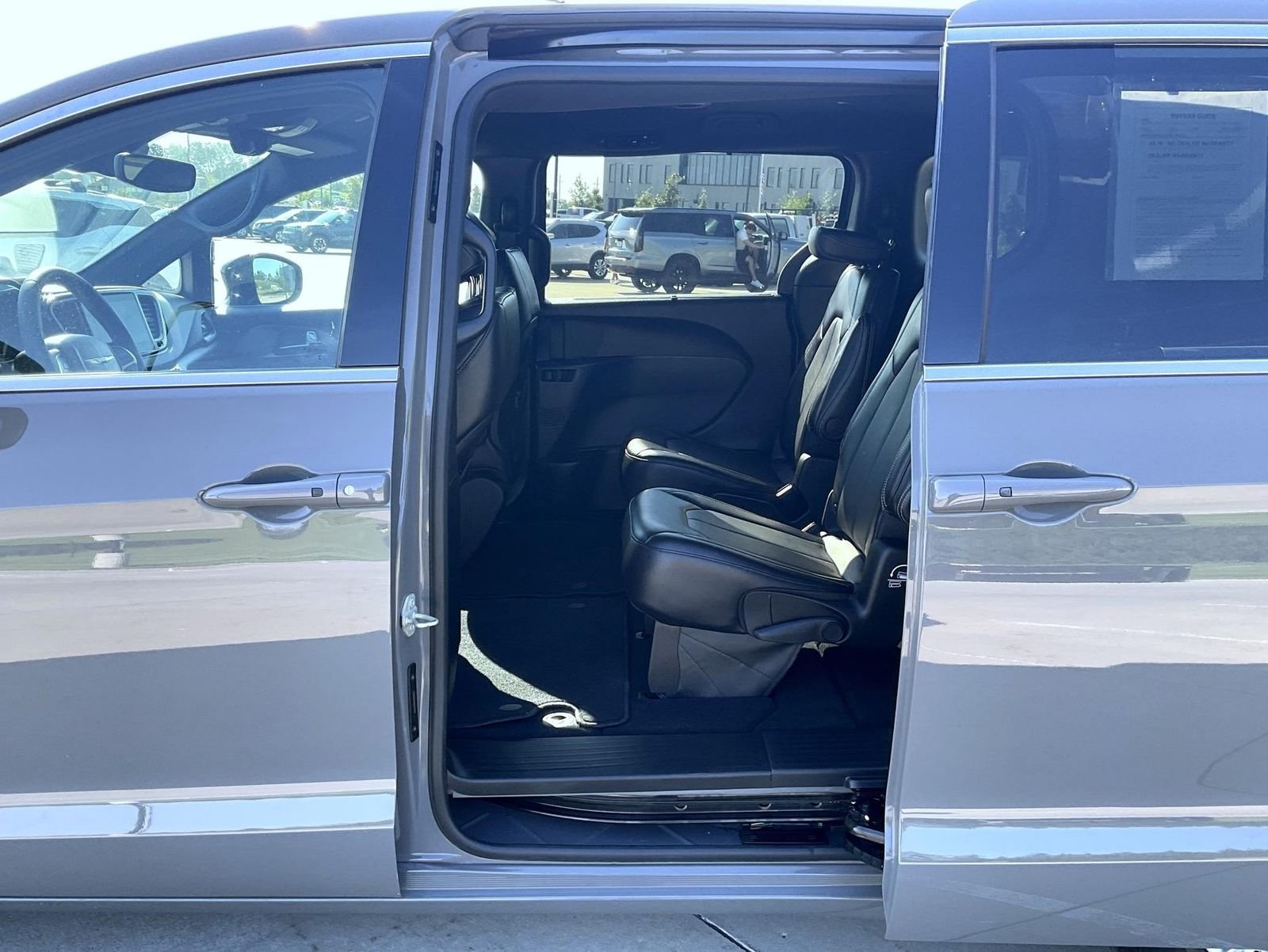 Used 2025 White Chrysler Select image 18