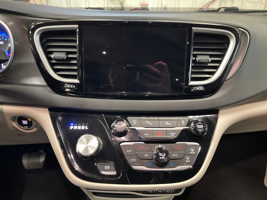 Used 2023 Black Chrysler Touring L image 19