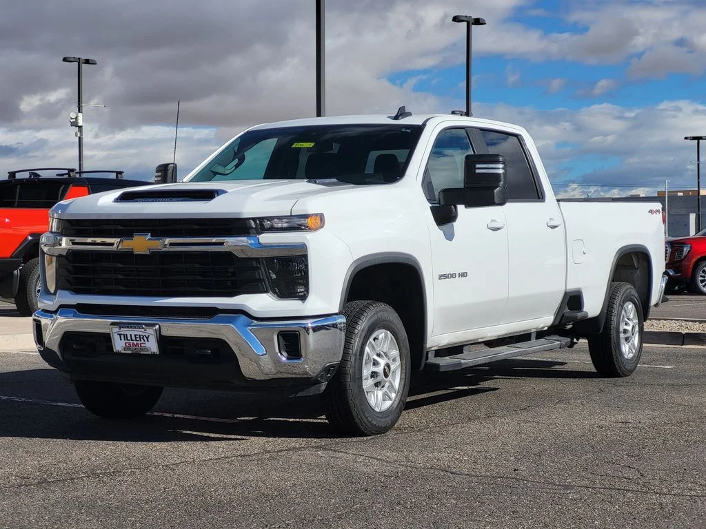 Used 2024 Summit White Chevrolet LT image 4
