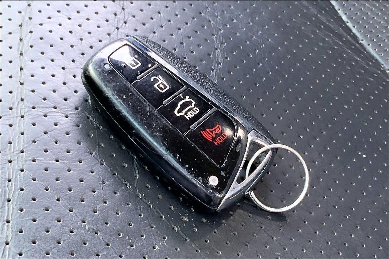 Used 2015 Pewter Gray Metallic Hyundai  image 12