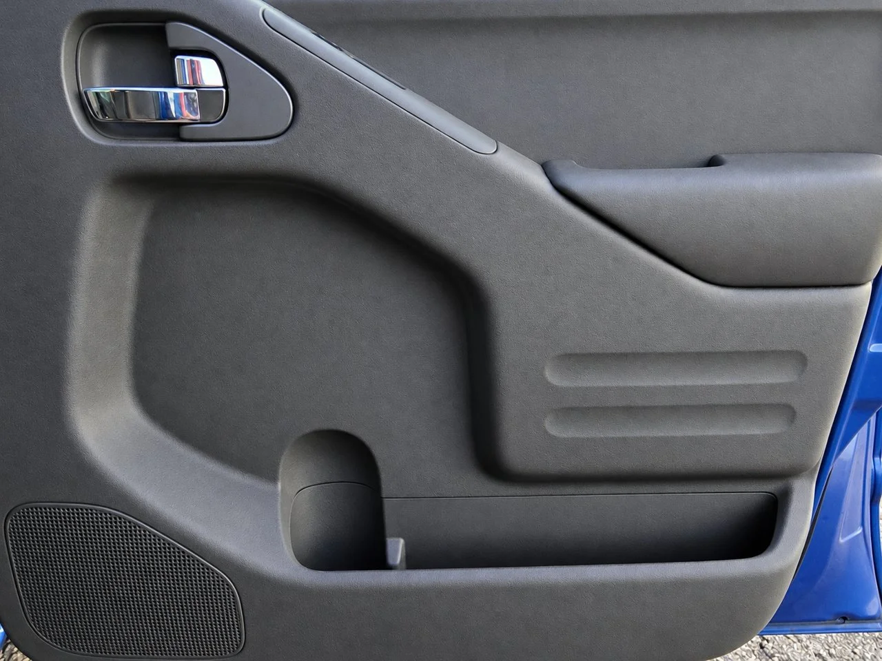 Used 2015 Metallic Blue Nissan S image 26